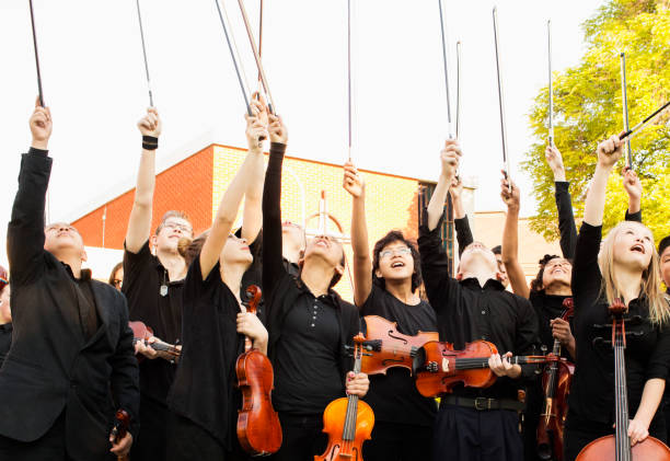 groupe-enfant-violon Un groupe d'enfant tenant en l'air leur archet et leur violon