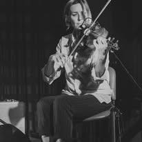 nathalie-bielakoff Nathalie Bielakoff jouant du violon sur scène