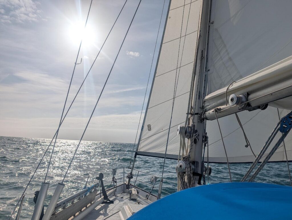 soleil-en-mer Vu sur la mer ensoleillé depuis l'avant du bateau Loup de mer